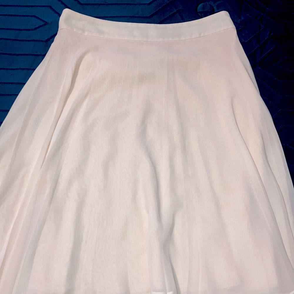 A-line, layered skirt with side zipper closure.
In excellent condition